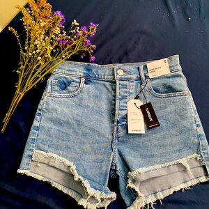 Express shorts with tag